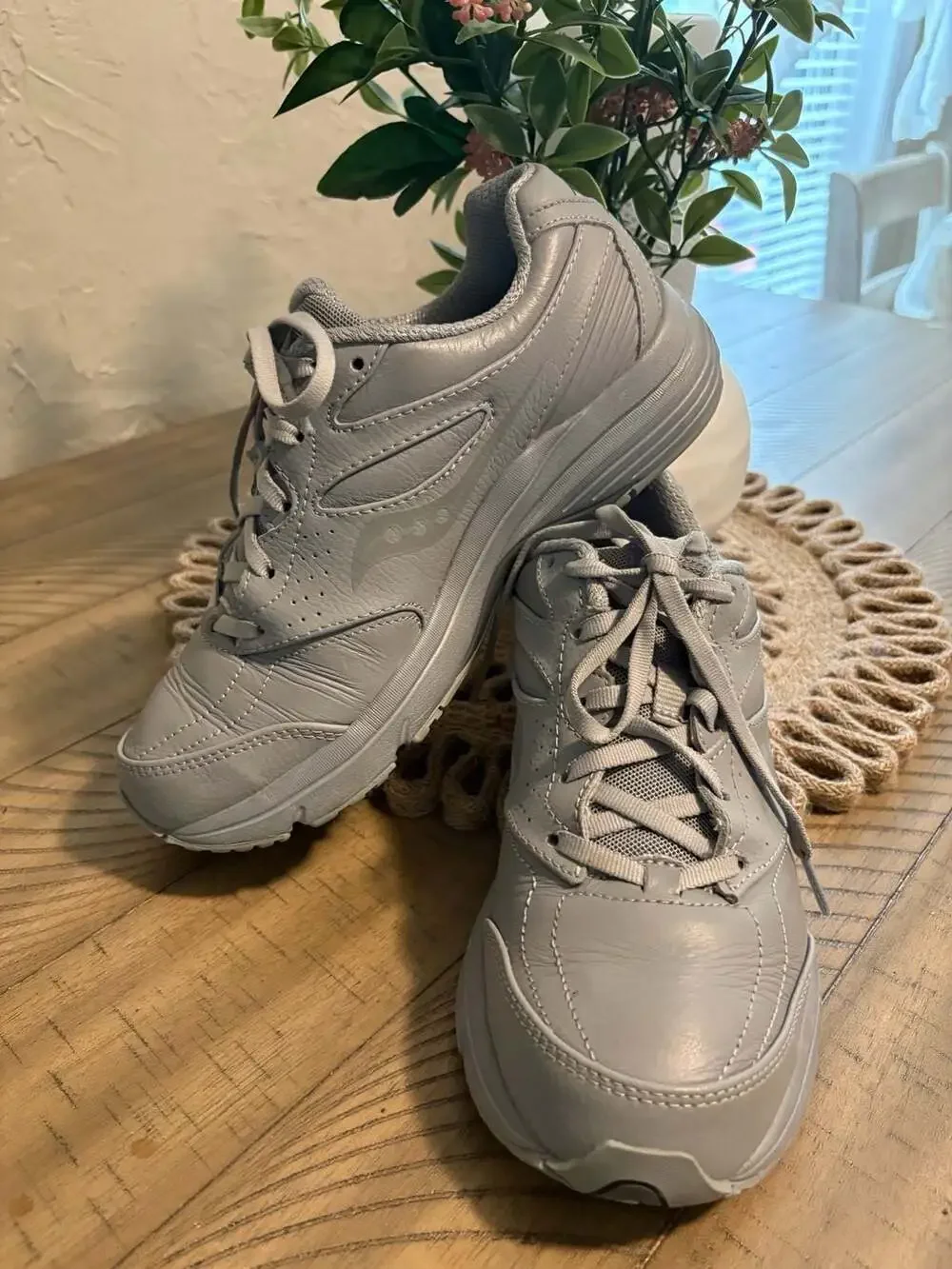 Saucony Women's size 8 Integrity Walker 3 Walking Shoes in Grey  (5)